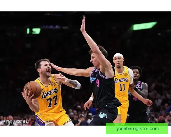 詹姆斯背靠背三双创历史新高 与东契奇激情熊抱庆祝胜利